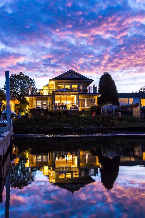 Birds Of A Feather Victoria Oceanfront Studio Suites Colwood Exterior photo