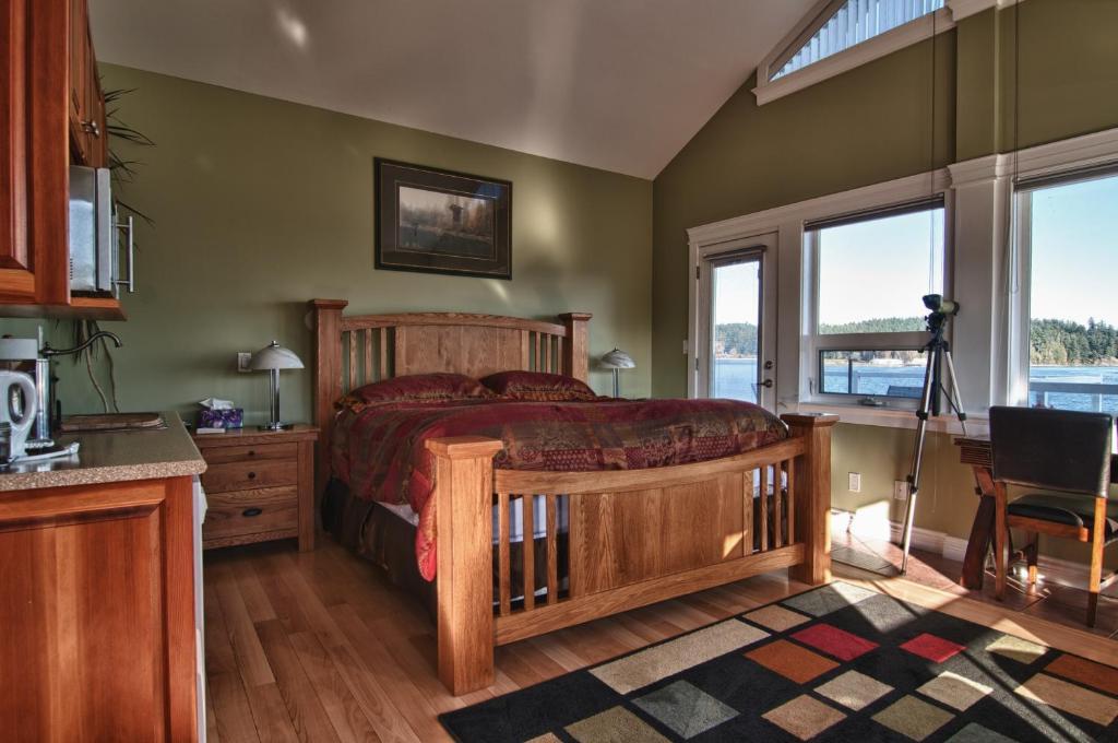 Birds Of A Feather Victoria Oceanfront Studio Suites Colwood Room photo